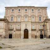 La facciata neoclassica incorpora i resti di un vecchio castello costruito nel 1255 per volere dall�imperatore Federico II di Svevia. Il suo nome � per� legato al signore di Palo, che nel 1774 avvi� la trasformazione della fortezza nell�edificio che vediamo oggi